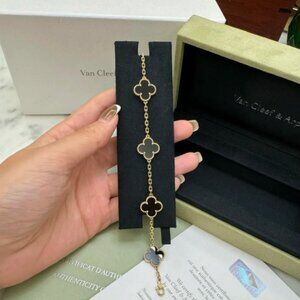 👌Van Cleef & Arpels 18K gold onyx 5-flower bracelet